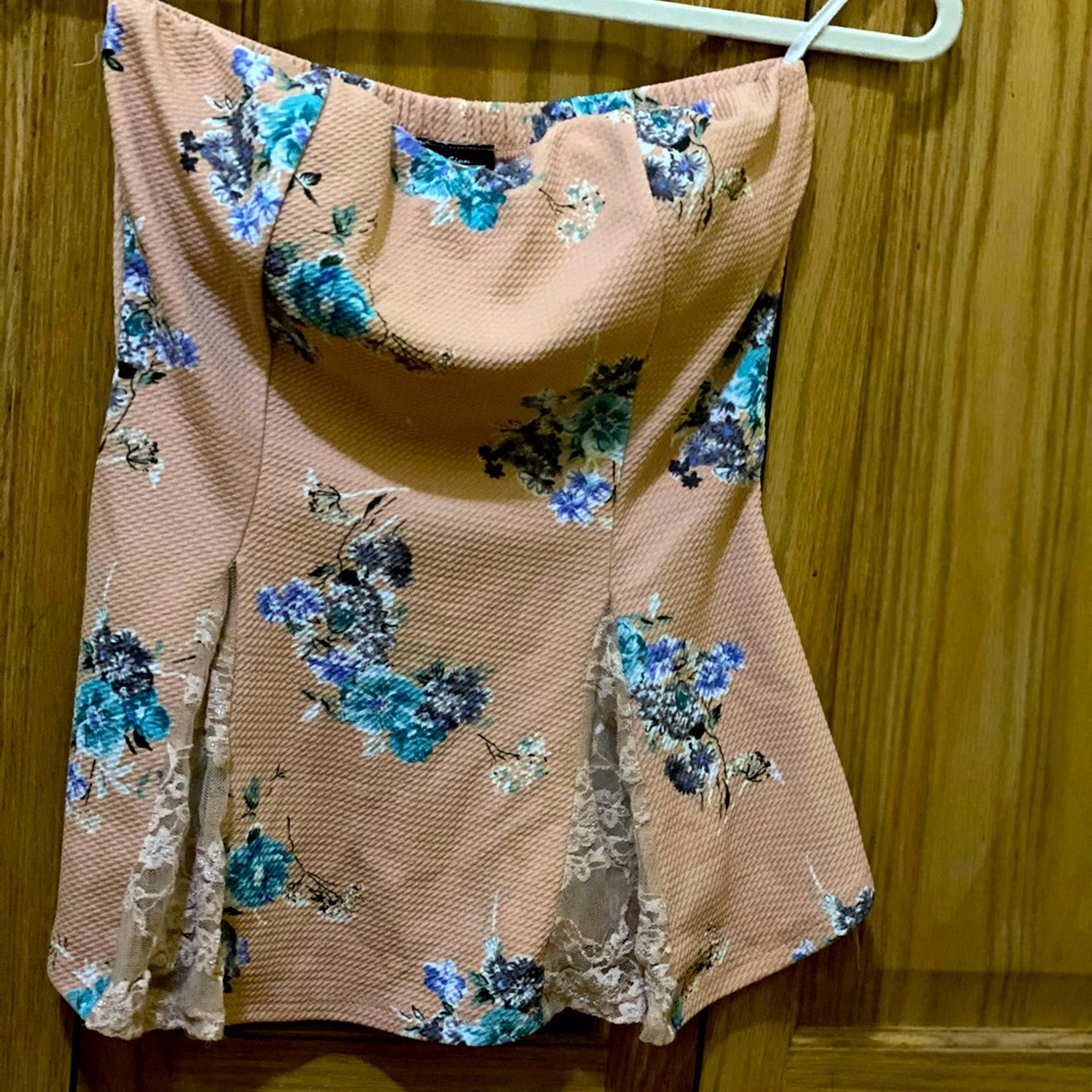 Shoulderless top